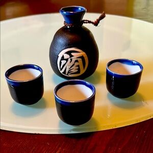 Four pieces sake set.